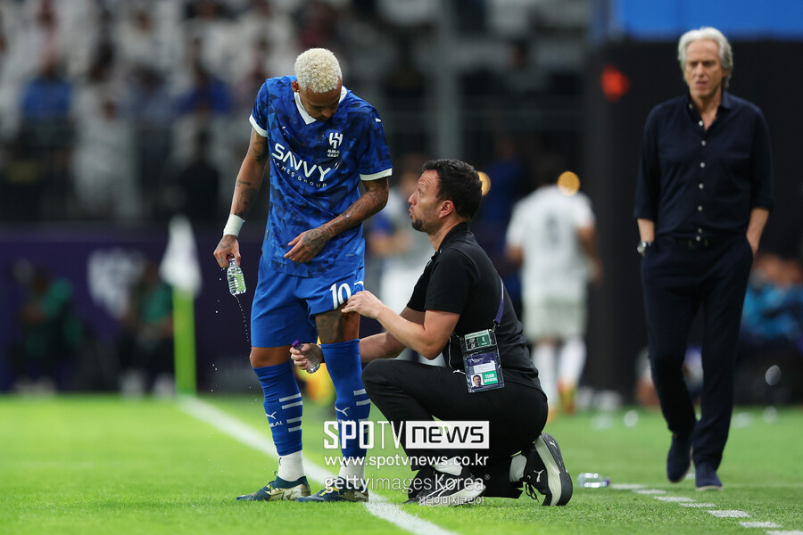 ▲ 사우디아라비아에서 천문학적인 금액을 받고도 잦은 부상에 뛰지 못하는 네이마르에게 친정팀 산투스가 접근했다. 산투스 구단주 마르시오 칼베스도 