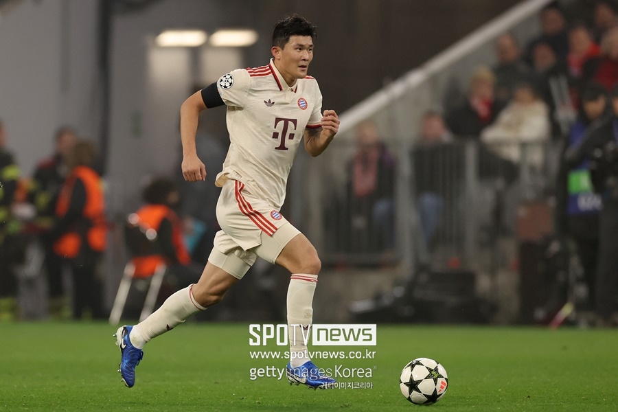 ▲ 김민재가 바이에른 뮌헨 2년 차 시즌에서 세계 최고 수비수라는 이야기를 듣고 있다. 지난 여름까지만 해도 이적설이 불거지며 주전 자리까지 위협 받던 김민재다. 하지만 뱅상 콤파니 감독이 새롭게 부임하면서 입지가 달라졌다. 뮌헨의 붙박이 주전 센터백 수비수로 계속 뛰며 주전 경쟁 걱정이 덜어졌고, 수비 안정감이 살아나며 강점인 빌드업 플레이도 살아났다. 독일 현지 매체들의 호평도 쏟아진다. 그 결과 국제스포츠연구소(CIES)가 꼽은 세계 최고 수비수 평가에서도 1위에 올랐다. 쟁쟁한 수비수들을 모두 제쳤다. 후벵 디아스, 버질 판테이크도 김민재 아래였다.