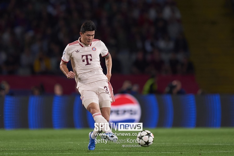 ▲ 김민재가 바이에른 뮌헨 2년 차 시즌에서 세계 최고 수비수라는 이야기를 듣고 있다. 지난 여름까지만 해도 이적설이 불거지며 주전 자리까지 위협 받던 김민재다. 하지만 뱅상 콤파니 감독이 새롭게 부임하면서 입지가 달라졌다. 뮌헨의 붙박이 주전 센터백 수비수로 계속 뛰며 주전 경쟁 걱정이 덜어졌고, 수비 안정감이 살아나며 강점인 빌드업 플레이도 살아났다. 독일 현지 매체들의 호평도 쏟아진다. 그 결과 국제스포츠연구소(CIES)가 꼽은 세계 최고 수비수 평가에서도 1위에 올랐다. 쟁쟁한 수비수들을 모두 제쳤다. 후벵 디아스, 버질 판테이크도 김민재 아래였다.