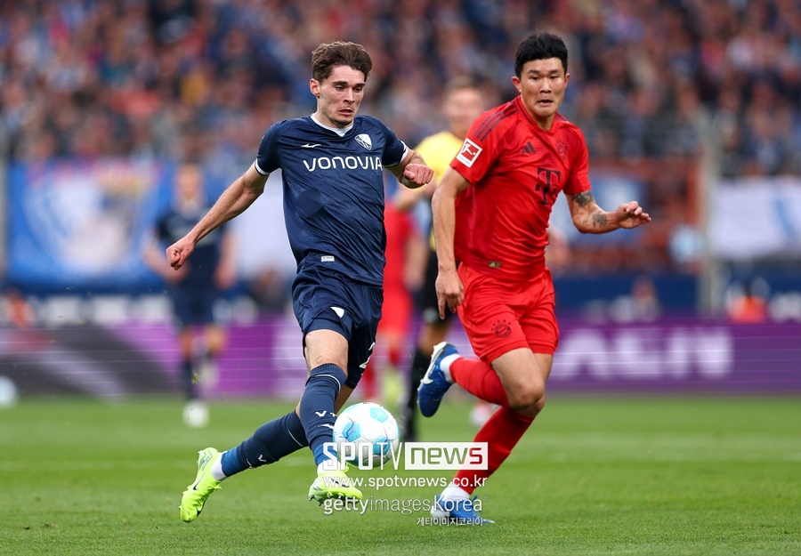 ▲ 김민재가 바이에른 뮌헨 2년 차 시즌에서 세계 최고 수비수라는 이야기를 듣고 있다. 지난 여름까지만 해도 이적설이 불거지며 주전 자리까지 위협 받던 김민재다. 하지만 뱅상 콤파니 감독이 새롭게 부임하면서 입지가 달라졌다. 뮌헨의 붙박이 주전 센터백 수비수로 계속 뛰며 주전 경쟁 걱정이 덜어졌고, 수비 안정감이 살아나며 강점인 빌드업 플레이도 살아났다. 독일 현지 매체들의 호평도 쏟아진다. 그 결과 국제스포츠연구소(CIES)가 꼽은 세계 최고 수비수 평가에서도 1위에 올랐다. 쟁쟁한 수비수들을 모두 제쳤다. 후벵 디아스, 버질 판테이크도 김민재 아래였다.