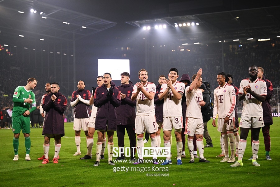 ▲ 김민재가 바이에른 뮌헨 2년 차 시즌에서 세계 최고 수비수라는 이야기를 듣고 있다. 지난 여름까지만 해도 이적설이 불거지며 주전 자리까지 위협 받던 김민재다. 하지만 뱅상 콤파니 감독이 새롭게 부임하면서 입지가 달라졌다. 뮌헨의 붙박이 주전 센터백 수비수로 계속 뛰며 주전 경쟁 걱정이 덜어졌고, 수비 안정감이 살아나며 강점인 빌드업 플레이도 살아났다. 독일 현지 매체들의 호평도 쏟아진다. 그 결과 국제스포츠연구소(CIES)가 꼽은 세계 최고 수비수 평가에서도 1위에 올랐다. 쟁쟁한 수비수들을 모두 제쳤다. 후벵 디아스, 버질 판테이크도 김민재 아래였다.