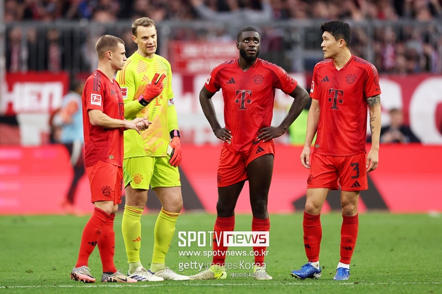 ▲ 김민재가 바이에른 뮌헨 2년 차 시즌에서 세계 최고 수비수라는 이야기를 듣고 있다. 지난 여름까지만 해도 이적설이 불거지며 주전 자리까지 위협 받던 김민재다. 하지만 뱅상 콤파니 감독이 새롭게 부임하면서 입지가 달라졌다. 뮌헨의 붙박이 주전 센터백 수비수로 계속 뛰며 주전 경쟁 걱정이 덜어졌고, 수비 안정감이 살아나며 강점인 빌드업 플레이도 살아났다. 독일 현지 매체들의 호평도 쏟아진다. 그 결과 국제스포츠연구소(CIES)가 꼽은 세계 최고 수비수 평가에서도 1위에 올랐다. 쟁쟁한 수비수들을 모두 제쳤다. 후벵 디아스, 버질 판테이크도 김민재 아래였다.