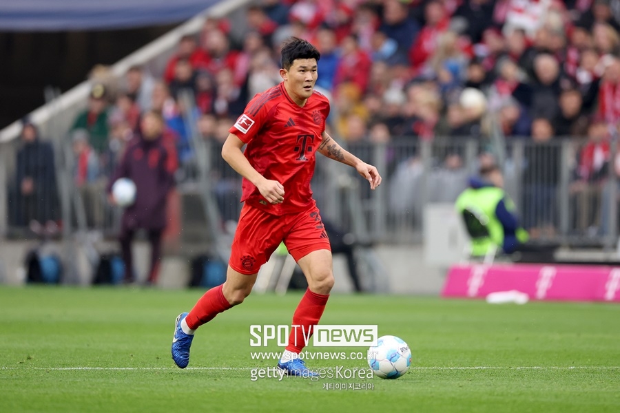 ▲ 김민재가 바이에른 뮌헨 2년 차 시즌에서 세계 최고 수비수라는 이야기를 듣고 있다. 지난 여름까지만 해도 이적설이 불거지며 주전 자리까지 위협 받던 김민재다. 하지만 뱅상 콤파니 감독이 새롭게 부임하면서 입지가 달라졌다. 뮌헨의 붙박이 주전 센터백 수비수로 계속 뛰며 주전 경쟁 걱정이 덜어졌고, 수비 안정감이 살아나며 강점인 빌드업 플레이도 살아났다. 독일 현지 매체들의 호평도 쏟아진다. 그 결과 국제스포츠연구소(CIES)가 꼽은 세계 최고 수비수 평가에서도 1위에 올랐다. 쟁쟁한 수비수들을 모두 제쳤다. 후벵 디아스, 버질 판테이크도 김민재 아래였다.