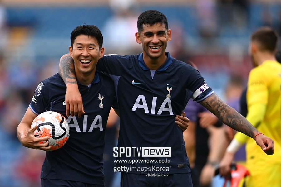 ▲ 손흥민과 크리스티안 로메로(왼쪽부터). 토트넘은 손흥민 연장 계약 관련해선 신중한 모습이다. 일단 1년 연장 팀 옵션만 발동한 뒤 내년 여름 다시 논의할 생각이다. 반면 로메로와 재계약은 빠르게 움직인다. 레알 마드리드가 로메로를 영입하려 하기 때문이다. 로메로를 지키려는 토트넘은 팀 내 최고 주급을 안겨 레알 마드리드 이적을 막겠다는 심산이다.
