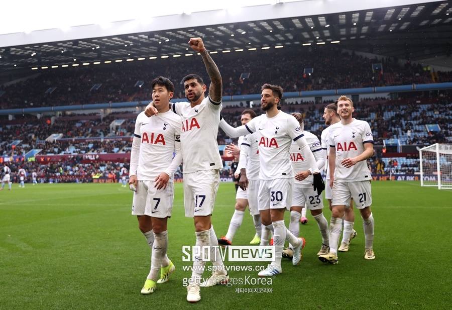 ▲ 손흥민과 크리스티안 로메로(왼쪽부터). 토트넘은 손흥민 연장 계약 관련해선 신중한 모습이다. 일단 1년 연장 팀 옵션만 발동한 뒤 내년 여름 다시 논의할 생각이다. 반면 로메로와 재계약은 빠르게 움직인다. 레알 마드리드가 로메로를 영입하려 하기 때문이다. 로메로를 지키려는 토트넘은 팀 내 최고 주급을 안겨 레알 마드리드 이적을 막겠다는 심산이다.