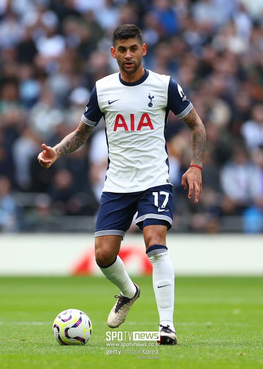 ▲ 토트넘은 손흥민 연장 계약 관련해서 신중한 모습이다. 일단 1년 연장 팀 옵션만 발동한 뒤 내년 여름 다시 논의할 생각이다. 반면 크리스티안 로메로와 재계약은 빠르게 움직인다. 레알 마드리드가 로메로를 영입하려 하기 때문이다. 로메로를 지키려는 토트넘은 팀 내 최고 주급을 안겨 레알 마드리드 이적을 막겠다는 심산이다.