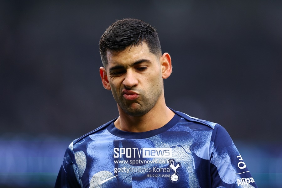 ▲ 토트넘은 손흥민 연장 계약 관련해서 신중한 모습이다. 일단 1년 연장 팀 옵션만 발동한 뒤 내년 여름 다시 논의할 생각이다. 반면 크리스티안 로메로와 재계약은 빠르게 움직인다. 레알 마드리드가 로메로를 영입하려 하기 때문이다. 로메로를 지키려는 토트넘은 팀 내 최고 주급을 안겨 레알 마드리드 이적을 막겠다는 심산이다.