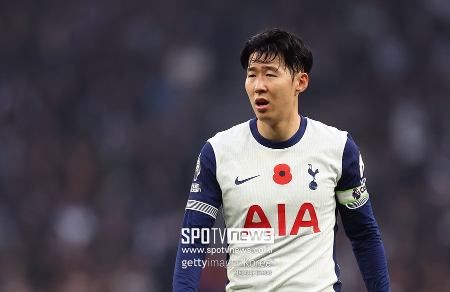 ▲ 토트넘은 손흥민 연장 계약 관련해서 신중한 모습이다. 일단 1년 연장 팀 옵션만 발동한 뒤 내년 여름 다시 논의할 생각이다. 반면 크리스티안 로메로와 재계약은 빠르게 움직인다. 레알 마드리드가 로메로를 영입하려 하기 때문이다. 로메로를 지키려는 토트넘은 팀 내 최고 주급을 안겨 레알 마드리드 이적을 막겠다는 심산이다.
