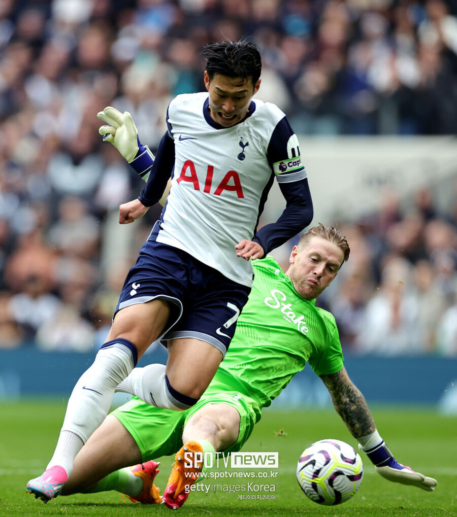 ▲ 영국 매체 ‘텔레그래프’는 토트넘이 1년 연장 옵션을 곧 발동할 것이라고 보도했다. ‘TBR 풋볼’은 한 술 더 떠 토트넘이 손흥민에게 새로운 계약을 제시하기보다 1년 연장 옵션만 실행할 계획이라고 분석했다.이런 상황에 13일(한국시간) 영국 매체 ‘홋스퍼뉴스’는 ”사우디아라비아 프로리그가 매력적인 제안을 한다면 손흥민은 내년에 토트넘을 떠날 수 있다“라고 보도했다. 토트넘이 손흥민의 1년 연장 옵션을 실행함으로써 자유계약대상자(FA, 이적료 0원)로 이탈을 방지하고 이적료를 확보하려고픈 의도라는 보도다