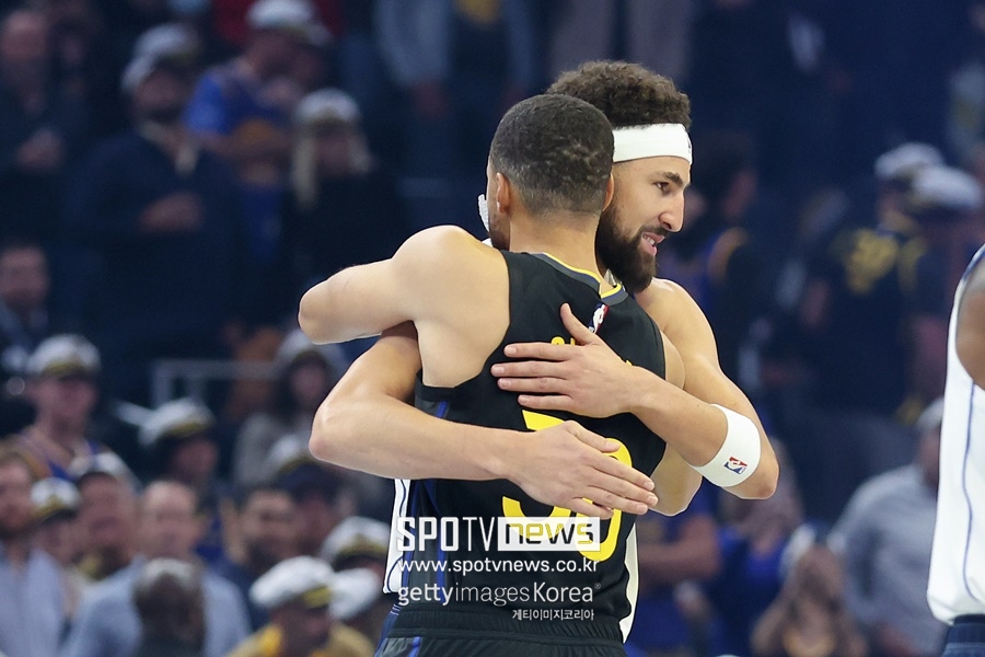 ▲ 톰슨과 커리가 포옹하고 있다.