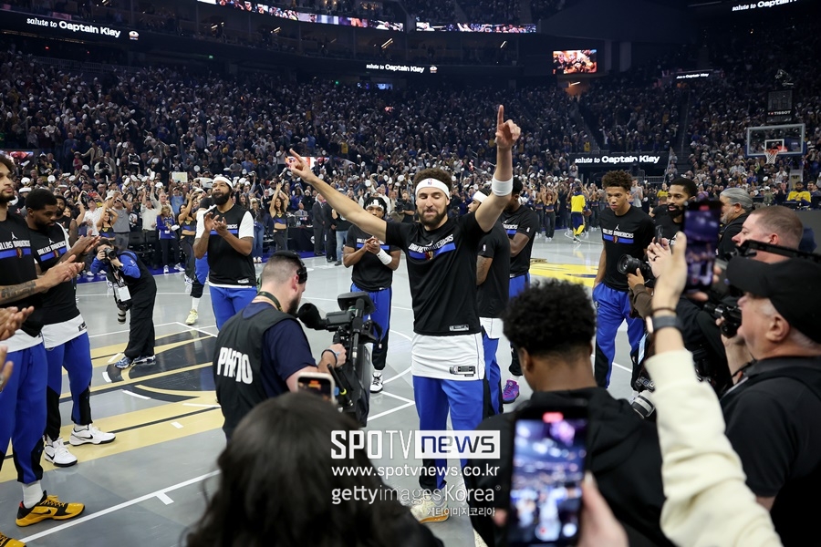 ▲ 다른 유니폼을 입고 왔지만 골든스테이트 팬들은 톰슨을 반겼다.