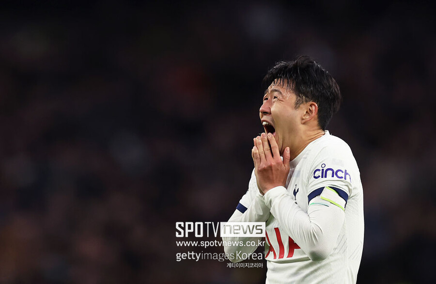 ▲ 영국 매체 ‘팀토크’는 12일(한국시간) “손흥민이 사우디아라비아 팀들의 관심을 받고 있다. 손흥민은 리버풀의 모하메드 살라와 함께 사우디아라비아의 가장 큰 표적이다”라고 전했다. 이어 “손흥민은 토트넘이 재계약에 대해 미지근한 반응을 보이자, 그에 분노했고 사우디아라비아 팀들은 이 점을 인지하고 있다”라고 덧붙였다.