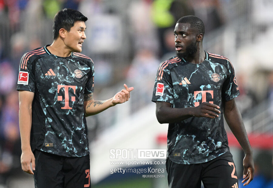 ▲ ‘스카이스포츠’ 독일판은 13일(한국시간) 올시즌 바이에른 뮌헨의 단단한 후방 수비 조직력을 보도하면서 “우리 독점 보도에 따르면, 바이에른 뮌헨이 우파메카노와 계약을 연장하기로 결정했다. 연봉과 새로운 계약 조건은 앞으로 몇 주 안에 논의될 예정”이라고 알렸다. 스카이스포츠’에 따르면, 선수 시절 맨체스터 시티에서 톱 클래스 명성을 떨쳤던 벵상 콤파니 감독이 집중적인 소통을 통해 우파메카노-김민재와 긴밀하게 협력하는 중이라고 알렸다. 콤파니 감독과 후방 주전 수비 라인의 협력은 큰 성과를 내고 있다