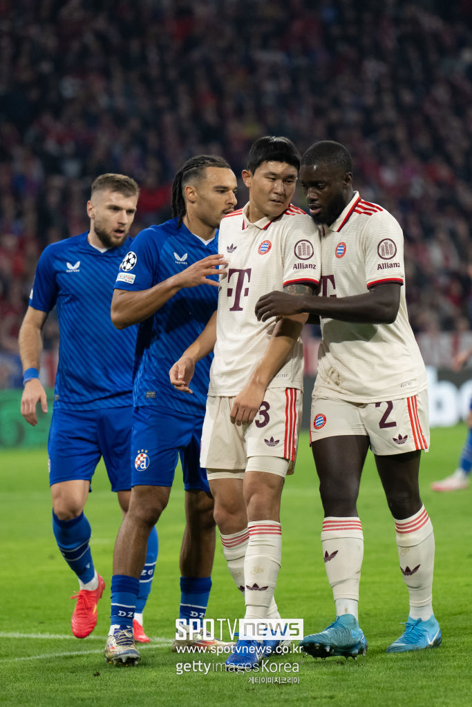 ▲ ‘스카이스포츠’ 독일판은 13일(한국시간) 올시즌 바이에른 뮌헨의 단단한 후방 수비 조직력을 보도하면서 “우리 독점 보도에 따르면, 바이에른 뮌헨이 우파메카노와 계약을 연장하기로 결정했다. 연봉과 새로운 계약 조건은 앞으로 몇 주 안에 논의될 예정”이라고 알렸다. 스카이스포츠’에 따르면, 선수 시절 맨체스터 시티에서 톱 클래스 명성을 떨쳤던 벵상 콤파니 감독이 집중적인 소통을 통해 우파메카노-김민재와 긴밀하게 협력하는 중이라고 알렸다. 콤파니 감독과 후방 주전 수비 라인의 협력은 큰 성과를 내고 있다