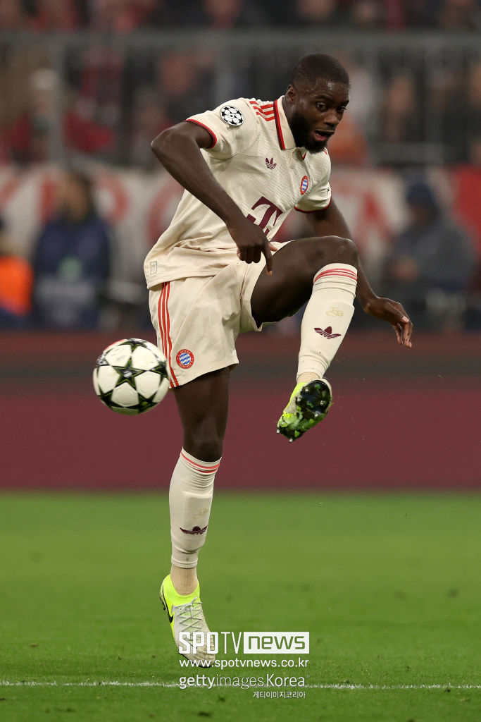 ▲ ‘스카이스포츠’ 독일판은 13일(한국시간) 올시즌 바이에른 뮌헨의 단단한 후방 수비 조직력을 보도하면서 “우리 독점 보도에 따르면, 바이에른 뮌헨이 우파메카노와 계약을 연장하기로 결정했다. 연봉과 새로운 계약 조건은 앞으로 몇 주 안에 논의될 예정”이라고 알렸다. 스카이스포츠’에 따르면, 선수 시절 맨체스터 시티에서 톱 클래스 명성을 떨쳤던 벵상 콤파니 감독이 집중적인 소통을 통해 우파메카노-김민재와 긴밀하게 협력하는 중이라고 알렸다. 콤파니 감독과 후방 주전 수비 라인의 협력은 큰 성과를 내고 있다