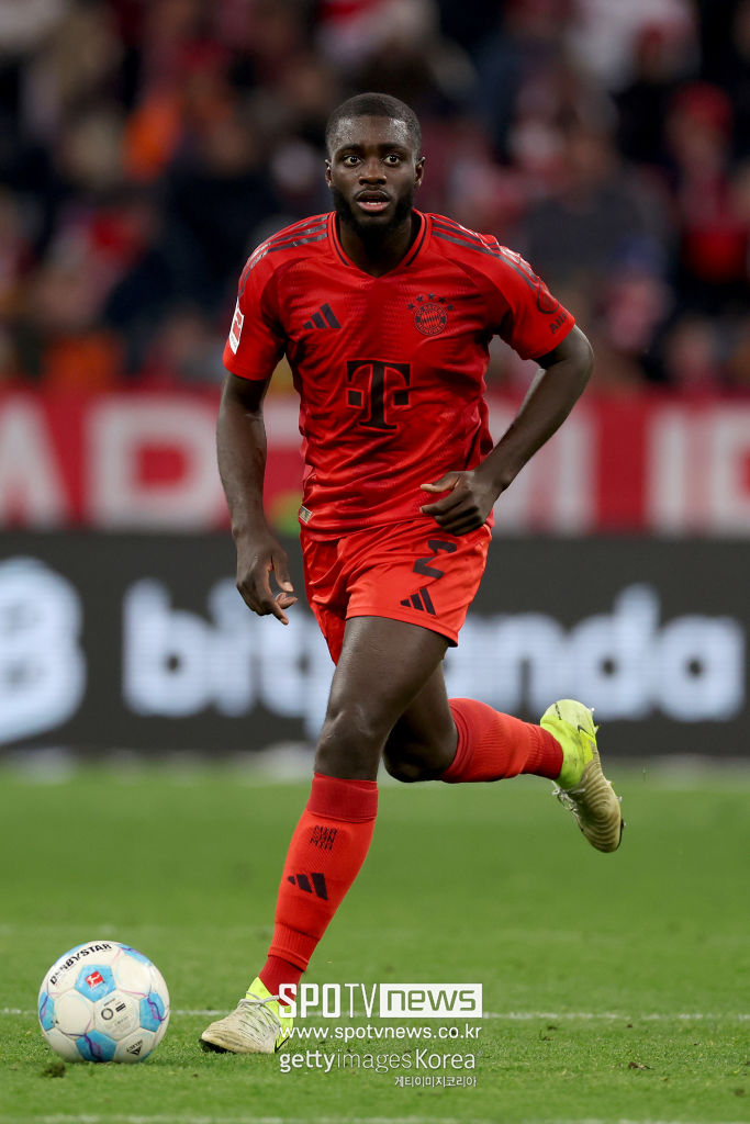 ▲ ‘스카이스포츠’ 독일판은 13일(한국시간) 올시즌 바이에른 뮌헨의 단단한 후방 수비 조직력을 보도하면서 “우리 독점 보도에 따르면, 바이에른 뮌헨이 우파메카노와 계약을 연장하기로 결정했다. 연봉과 새로운 계약 조건은 앞으로 몇 주 안에 논의될 예정”이라고 알렸다. 스카이스포츠’에 따르면, 선수 시절 맨체스터 시티에서 톱 클래스 명성을 떨쳤던 벵상 콤파니 감독이 집중적인 소통을 통해 우파메카노-김민재와 긴밀하게 협력하는 중이라고 알렸다. 콤파니 감독과 후방 주전 수비 라인의 협력은 큰 성과를 내고 있다