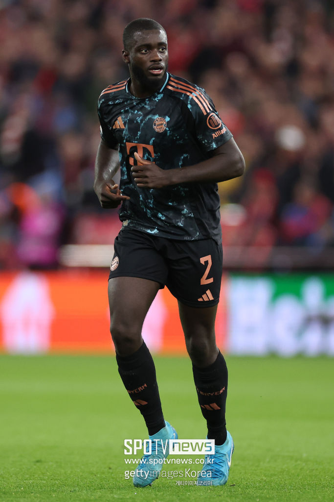 ▲ ‘스카이스포츠’ 독일판은 13일(한국시간) 올시즌 바이에른 뮌헨의 단단한 후방 수비 조직력을 보도하면서 “우리 독점 보도에 따르면, 바이에른 뮌헨이 우파메카노와 계약을 연장하기로 결정했다. 연봉과 새로운 계약 조건은 앞으로 몇 주 안에 논의될 예정”이라고 알렸다. 스카이스포츠’에 따르면, 선수 시절 맨체스터 시티에서 톱 클래스 명성을 떨쳤던 벵상 콤파니 감독이 집중적인 소통을 통해 우파메카노-김민재와 긴밀하게 협력하는 중이라고 알렸다. 콤파니 감독과 후방 주전 수비 라인의 협력은 큰 성과를 내고 있다