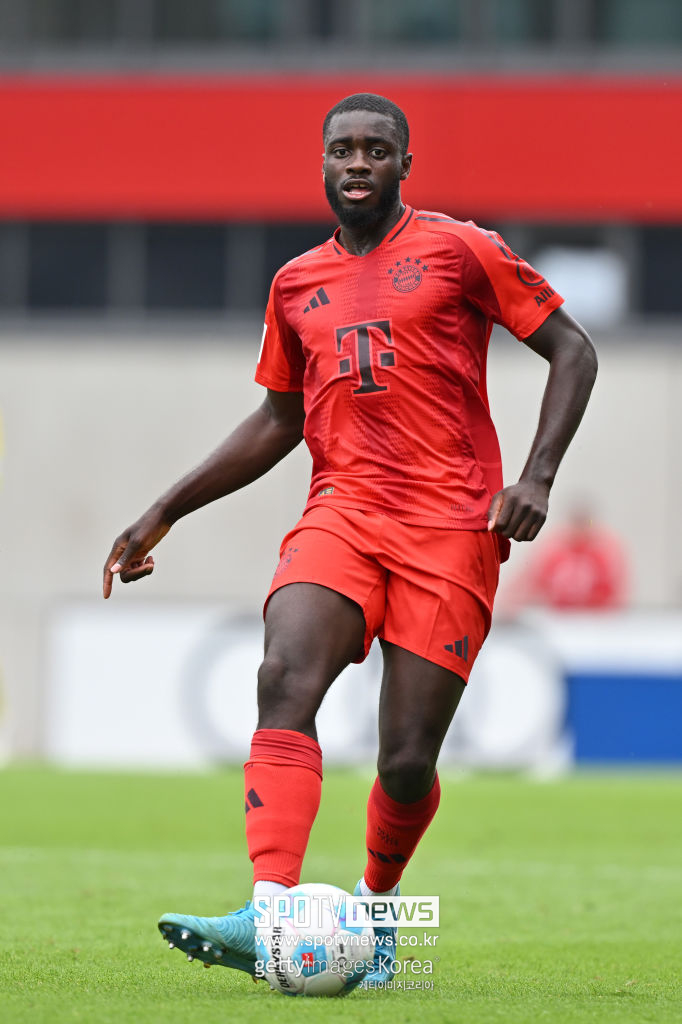 ▲ ‘스카이스포츠’ 독일판은 13일(한국시간) 올시즌 바이에른 뮌헨의 단단한 후방 수비 조직력을 보도하면서 “우리 독점 보도에 따르면, 바이에른 뮌헨이 우파메카노와 계약을 연장하기로 결정했다. 연봉과 새로운 계약 조건은 앞으로 몇 주 안에 논의될 예정”이라고 알렸다. 스카이스포츠’에 따르면, 선수 시절 맨체스터 시티에서 톱 클래스 명성을 떨쳤던 벵상 콤파니 감독이 집중적인 소통을 통해 우파메카노-김민재와 긴밀하게 협력하는 중이라고 알렸다. 콤파니 감독과 후방 주전 수비 라인의 협력은 큰 성과를 내고 있다