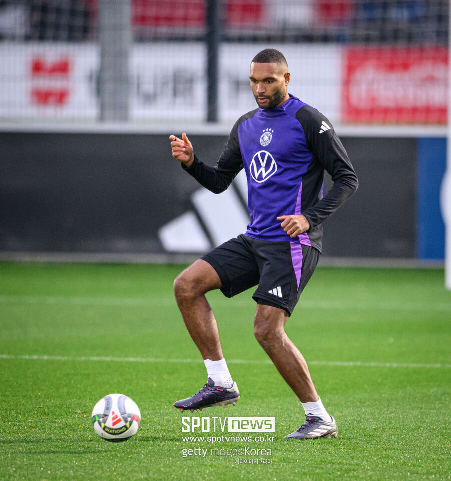 ▲ 영국 매체 ‘투더레인앤드백’은 “토트넘이 포스테코글루 감독 아래에서 매우 불안한 시즌을 이어가고 있다. 1월 이적 시장에서 수비 보강을 준비하고 있는데 요나단 타 영입에 관심”이라고 알렸다. 최초 보도는 ‘TBR풋볼’이었다. 매체는 “토트넘은 바이어 레버쿠젠의 수비수 요나탄 타 영입에 관심을 가진 프리미어리그 클럽들 중 하나다. 토트넘은 요나단 타 에이전트와 접촉해 내년 1월에 얼마에 영입 가능할지 논의하려고 한다”라고 보도했다