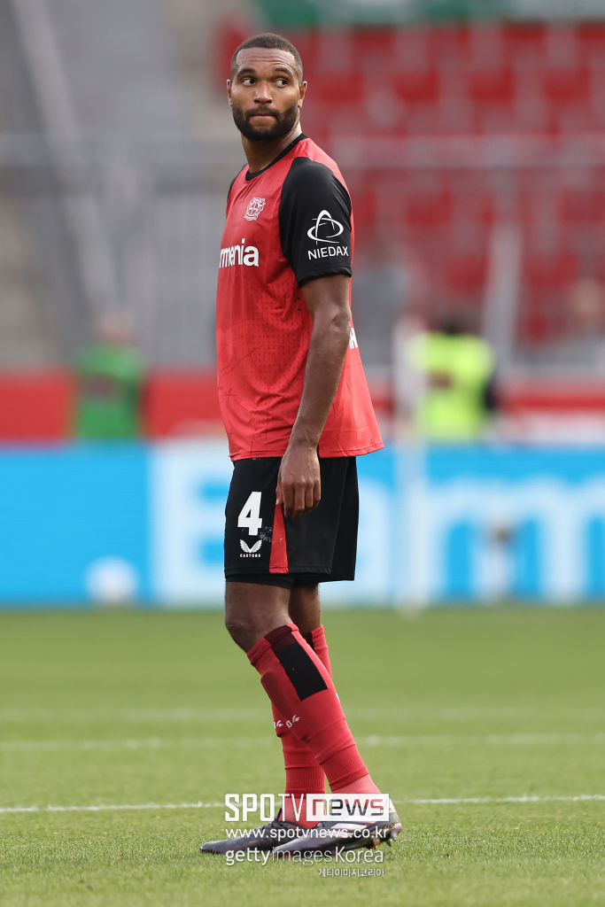 ▲ 영국 매체 ‘투더레인앤드백’은 “토트넘이 포스테코글루 감독 아래에서 매우 불안한 시즌을 이어가고 있다. 1월 이적 시장에서 수비 보강을 준비하고 있는데 요나단 타 영입에 관심”이라고 알렸다. 최초 보도는 ‘TBR풋볼’이었다. 매체는 “토트넘은 바이어 레버쿠젠의 수비수 요나탄 타 영입에 관심을 가진 프리미어리그 클럽들 중 하나다. 토트넘은 요나단 타 에이전트와 접촉해 내년 1월에 얼마에 영입 가능할지 논의하려고 한다”라고 보도했다