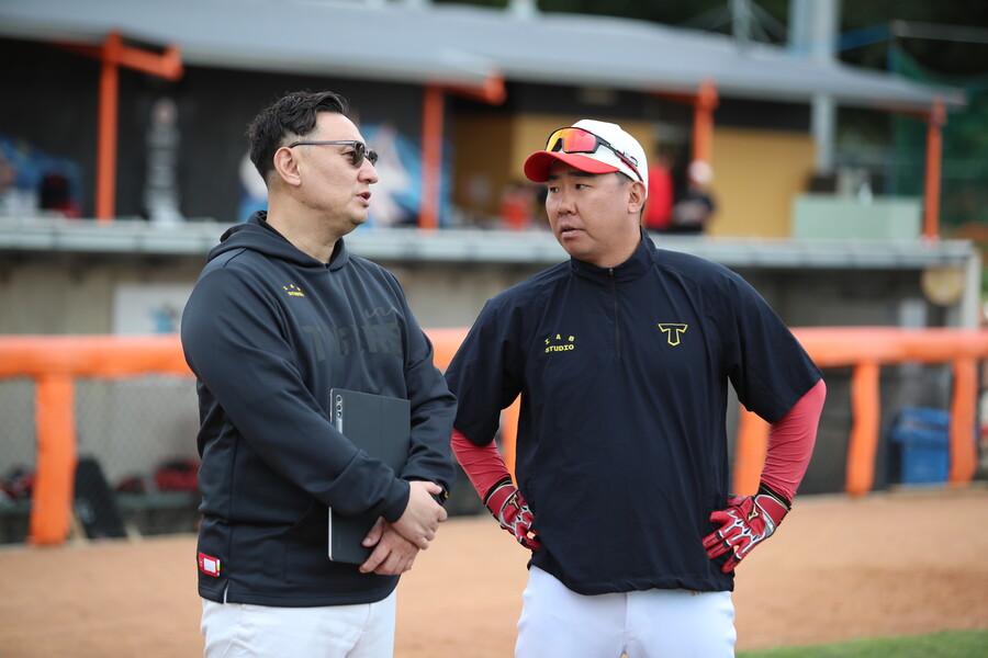 ▲ 심재학 단장(왼쪽)과 이범호 감독은 시즌 내내 좋은 호흡을 과시한 끝에 팀의 우승을 이끌었다. ⓒKIA타이거즈