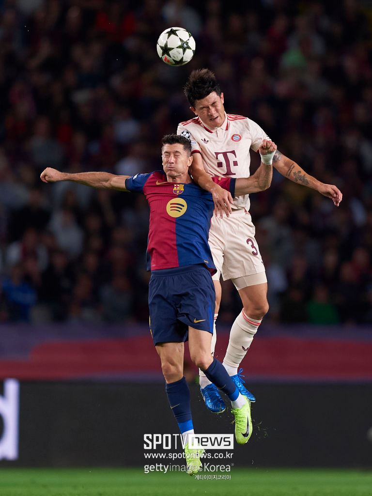 ▲ 축구 통계 매체 '데이터MB'에 따르면, 김민재는 이번 시즌 분데스리가 센터백 중 가장 높은 점수를 기록했다. 데이터MB는 이번 시즌 센터백 퍼포먼스 순위에서 김민재가 92점을 획득해 1위를 차지했다고 발표했다. 2위인 요나탄 타(레버쿠젠, 86점)와 상당한 격차를 보이는 점수다. 김민재의 동료이자 중앙 수비 파트너인 다요 우파메카노, 니콜라스 슐로터벡(도르트문트)은 각각 85점으로 공동 3위에 올랐다. 김민재는 유일하게 90점을 넘긴 센터백으로, 올시즌 역대급 실력을 다시 한번 입증했다. 앞서 국제스포츠연구소(CIES)도 김민재를 전 세계 센터백 중 최고의 선수로 선정했다. CIES는 자체 지표로 분석한 경기력 평가에서 김민재에게 100점 만점에 91.1점을 부여했다