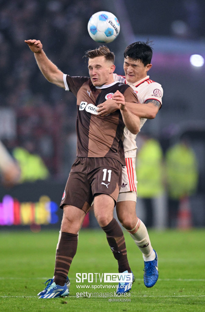 ▲ 축구 통계 매체 '데이터MB'에 따르면, 김민재는 이번 시즌 분데스리가 센터백 중 가장 높은 점수를 기록했다. 데이터MB는 이번 시즌 센터백 퍼포먼스 순위에서 김민재가 92점을 획득해 1위를 차지했다고 발표했다. 2위인 요나탄 타(레버쿠젠, 86점)와 상당한 격차를 보이는 점수다. 김민재의 동료이자 중앙 수비 파트너인 다요 우파메카노, 니콜라스 슐로터벡(도르트문트)은 각각 85점으로 공동 3위에 올랐다. 김민재는 유일하게 90점을 넘긴 센터백으로, 올시즌 역대급 실력을 다시 한번 입증했다. 앞서 국제스포츠연구소(CIES)도 김민재를 전 세계 센터백 중 최고의 선수로 선정했다. CIES는 자체 지표로 분석한 경기력 평가에서 김민재에게 100점 만점에 91.1점을 부여했다