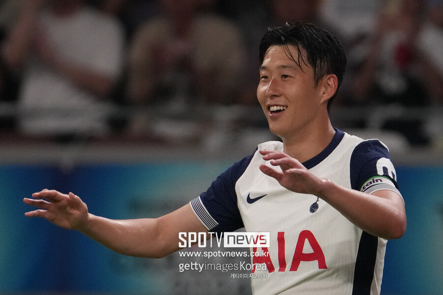 ▲ 토트넘 홋스퍼가 손흥민과 계약에 걸려 있던 1년 연장 옵션을 발동한다. 손흥민과 계약을 연장한다면 내년 여름 이적시장에서 이적료를 받는 계약 협상이 가능하다. 물론 토트넘과 재계약 가능성을 배제할 수 없지만, 손흥민이 내년 7월 33세가 되고 30세 이상 선수와 장기 계약을 맺지 않는 토트넘 구단 기조상 가능성은 크지 않다.