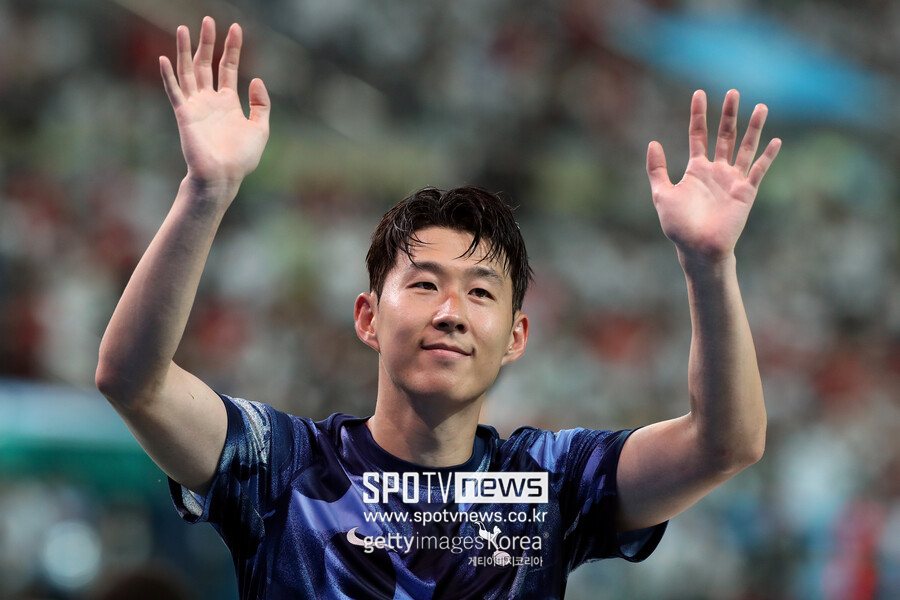 ▲ 토트넘 홋스퍼가 손흥민과 계약에 걸려 있던 1년 연장 옵션을 발동한다. 손흥민과 계약을 연장한다면 내년 여름 이적시장에서 이적료를 받는 계약 협상이 가능하다. 물론 토트넘과 재계약 가능성을 배제할 수 없지만, 손흥민이 내년 7월 33세가 되고 30세 이상 선수와 장기 계약을 맺지 않는 토트넘 구단 기조상 가능성은 크지 않다.