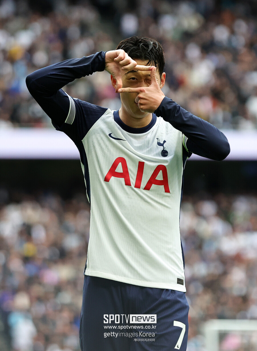 ▲ 토트넘 홋스퍼가 손흥민과 계약에 걸려 있던 1년 연장 옵션을 발동한다. 손흥민과 계약을 연장한다면 내년 여름 이적시장에서 이적료를 받는 계약 협상이 가능하다. 물론 토트넘과 재계약 가능성을 배제할 수 없지만, 손흥민이 내년 7월 33세가 되고 30세 이상 선수와 장기 계약을 맺지 않는 토트넘 구단 기조상 가능성은 크지 않다.