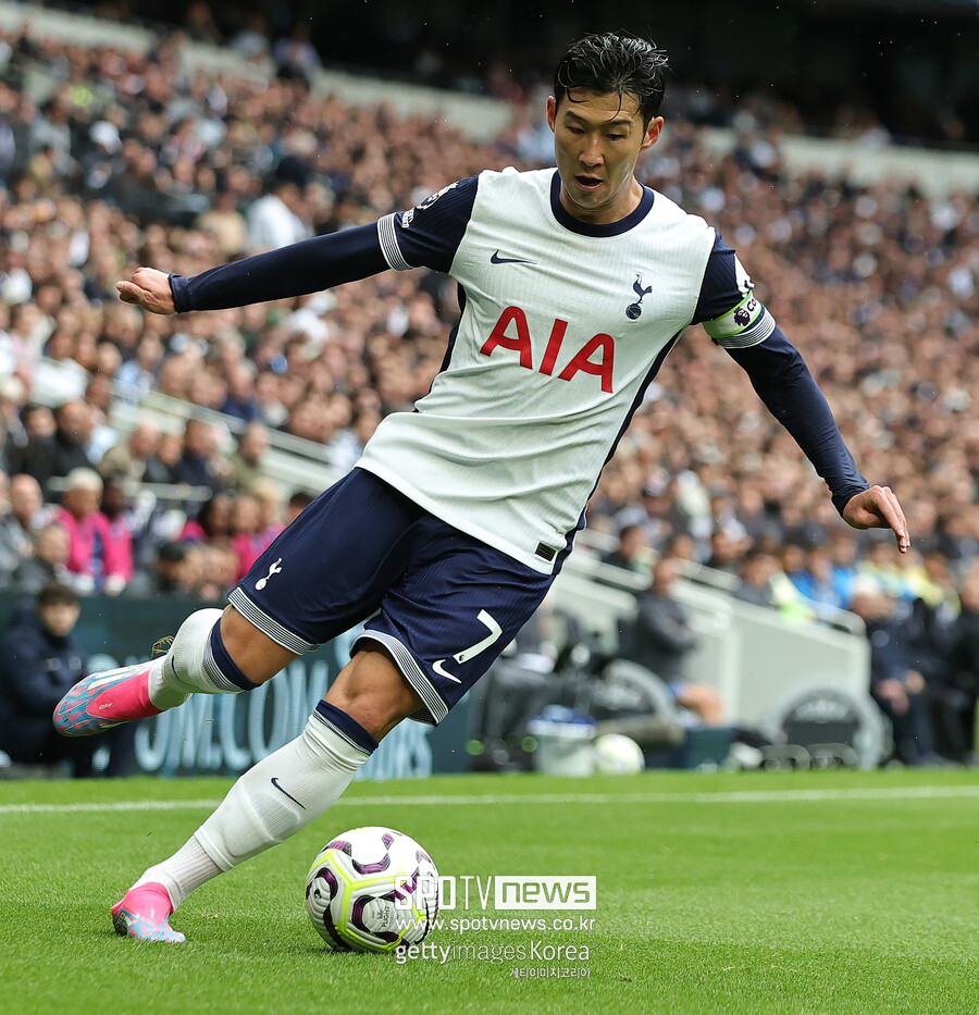 ▲ 토트넘 홋스퍼가 손흥민과 계약에 걸려 있던 1년 연장 옵션을 발동한다. 손흥민과 계약을 연장한다면 내년 여름 이적시장에서 이적료를 받는 계약 협상이 가능하다. 물론 토트넘과 재계약 가능성을 배제할 수 없지만, 손흥민이 내년 7월 33세가 되고 30세 이상 선수와 장기 계약을 맺지 않는 토트넘 구단 기조상 가능성은 크지 않다.