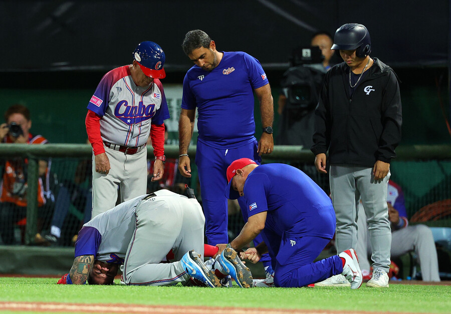 ▲요안 몬카다가 소형준이 던진 공에 맞고 고통스러워하고 있다.  ⓒ연합뉴스