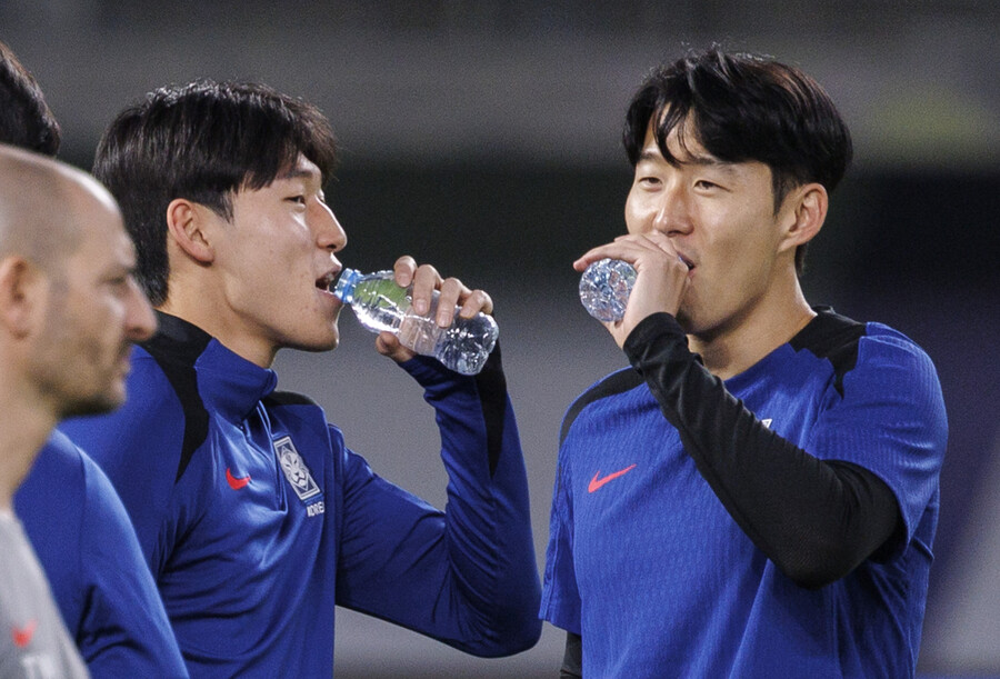 ▲  11회 연속 월드컵 본선 진출에 도전하는 한국 축구대표팀의 주장 손흥민과 공격수 배준호가 13일 오후(현지시간) 쿠웨이트 자베르 알 아흐메드 국제 경기장에서 열린 2026 북중미 월드컵 아시아지역 3차 예선 B조 5차전 공식 훈련 도중 물을 마시다 대화하고 있다. ⓒ연합뉴스