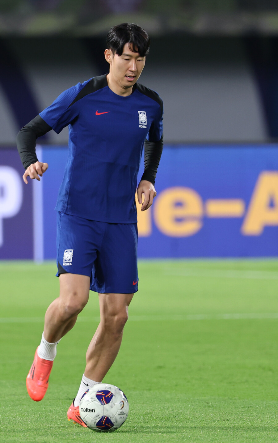 ▲ 11회 연속 월드컵 본선 진출에 도전하는 한국 축구대표팀 손흥민이 13일 오후(현지시간) 쿠웨이트 자베르 알 아흐메드 국제 경기장에서 2026 북중미 월드컵 아시아지역 3차 예선 B조 5차전 쿠웨이트와의 경기를 준비하고 있다. ⓒ연합뉴스