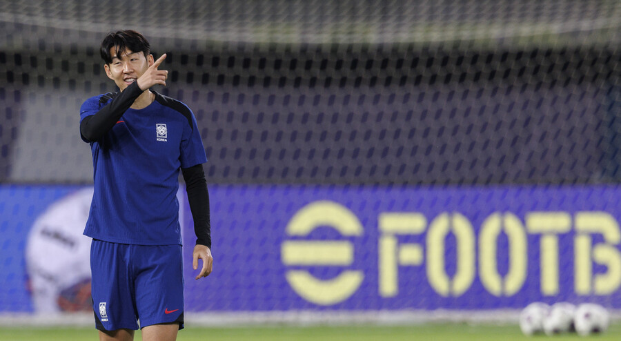 ▲ 11회 연속 월드컵 본선 진출에 도전하는 한국 축구대표팀 손흥민이 13일 오후(현지시간) 쿠웨이트 자베르 알 아흐메드 국제 경기장에서 2026 북중미 월드컵 아시아지역 3차 예선 B조 5차전 쿠웨이트와의 경기를 준비하고 있다. ⓒ연합뉴스