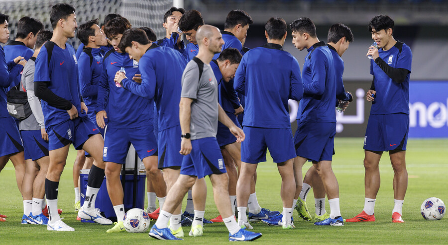 ▲ 11회 연속 월드컵 본선 진출에 도전하는 한국 축구대표팀의 주장 손흥민을 비롯한 선수들이 13일 오후(현지시간) 쿠웨이트 자베르 알 아흐메드 국제 경기장에서 열린 2026 북중미 월드컵 아시아지역 3차 예선 B조 5차전 공식 훈련 도중 물을 마시고 있다. ⓒ연합뉴스