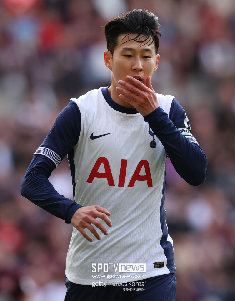 ▲ 토트넘의 유명 팟캐스트 릴리화이트 로즈의 진행자이자 토트넘 내부 소식통으로 알려진 존 웬햄은 현지 매체 ‘토트넘홋스퍼뉴스’와 독점 인터뷰에서 ““손흥민 장기 재계약이 왜 안 되는지 정말 모르겠다”며 공개적으로 불만을 드러냈다. 이어 “손흥민은 항상 우리에게 환상적인 선수였다. 매년 거의 팀의 최고 득점자이며, 구단의 주장으로서 큰 공헌을 하고 있다. 그가 우리 팀을 떠날 가능성이 있다는 이야기는 정말 이상하다”라고 주장하며 손흥민의 가치를 구단이 제대로 인지하고 있는지 물음표를 던졌다