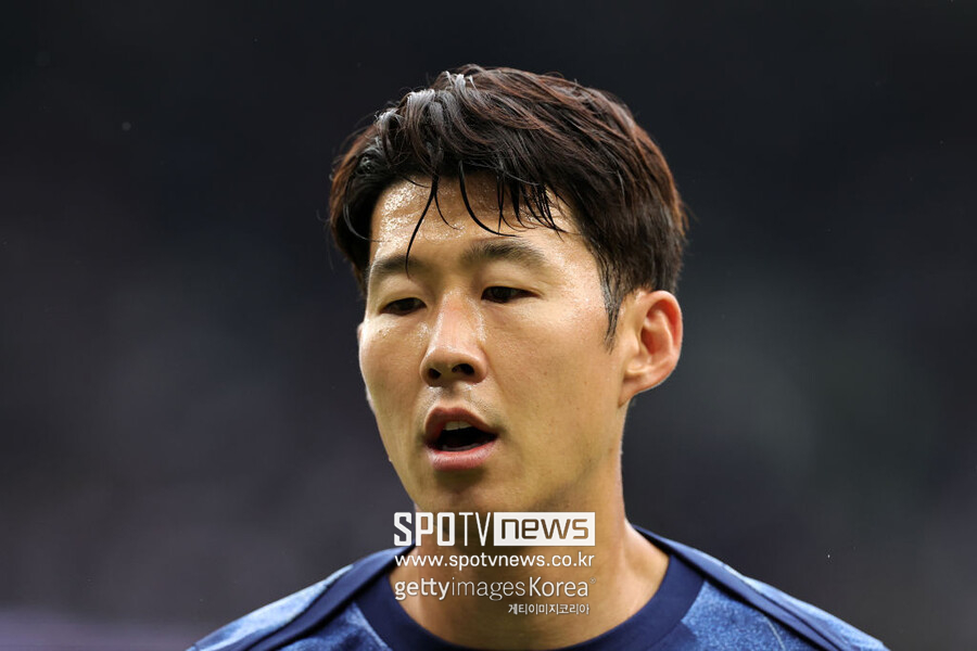 ▲ 토트넘의 유명 팟캐스트 릴리화이트 로즈의 진행자이자 토트넘 내부 소식통으로 알려진 존 웬햄은 현지 매체 ‘토트넘홋스퍼뉴스’와 독점 인터뷰에서 ““손흥민 장기 재계약이 왜 안 되는지 정말 모르겠다”며 공개적으로 불만을 드러냈다. 이어 “손흥민은 항상 우리에게 환상적인 선수였다. 매년 거의 팀의 최고 득점자이며, 구단의 주장으로서 큰 공헌을 하고 있다. 그가 우리 팀을 떠날 가능성이 있다는 이야기는 정말 이상하다”라고 주장하며 손흥민의 가치를 구단이 제대로 인지하고 있는지 물음표를 던졌다