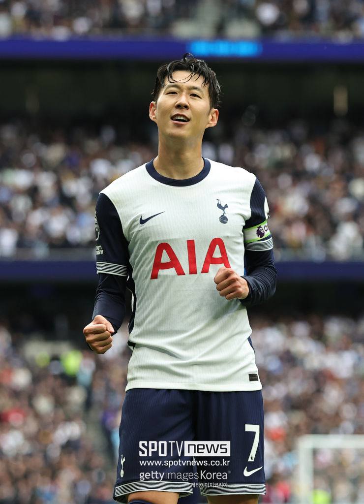 ▲ 토트넘의 유명 팟캐스트 릴리화이트 로즈의 진행자이자 토트넘 내부 소식통으로 알려진 존 웬햄은 현지 매체 ‘토트넘홋스퍼뉴스’와 독점 인터뷰에서 ““손흥민 장기 재계약이 왜 안 되는지 정말 모르겠다”며 공개적으로 불만을 드러냈다. 이어 “손흥민은 항상 우리에게 환상적인 선수였다. 매년 거의 팀의 최고 득점자이며, 구단의 주장으로서 큰 공헌을 하고 있다. 그가 우리 팀을 떠날 가능성이 있다는 이야기는 정말 이상하다”라고 주장하며 손흥민의 가치를 구단이 제대로 인지하고 있는지 물음표를 던졌다