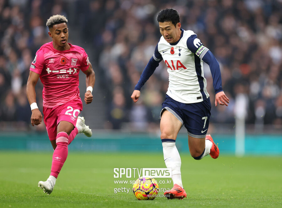 ▲ 이적 시장 전문가 파브리치오 로마노는 14일(이하 한국시간) 사회관계망서비스(SNS)를 통해 "토트넘이 손흥민과 계약을 2026년 6월까지 연장하는 계약 조항을 발동하는 절차를 시작했다"라고 보도했다. 이어 "손흥민은 최소한 (기존 계약보다) 한 시즌 더 토트넘과 동행한다"라고 덧붙였다. 토트넘은 손흥민과 2021년 7월 마지막 계약을 체결했다. 당시 4년 계약을 맺은 양측의 동행은 2025년에 끝난다. 다만 토트넘이 1년 더 계약을 연장할 수 있는 옵션을 보유한 걸로 알려졌다. 로마노 기자는 “손흥민의 이름은 빅클럽들이 측면 공격수를 찾을 때 늘 후보 명단에 포함됐다”고 말하며, 손흥민이 여전히 유럽 내 주요 구단들에게 인정을 받고 있음을 확인했다.