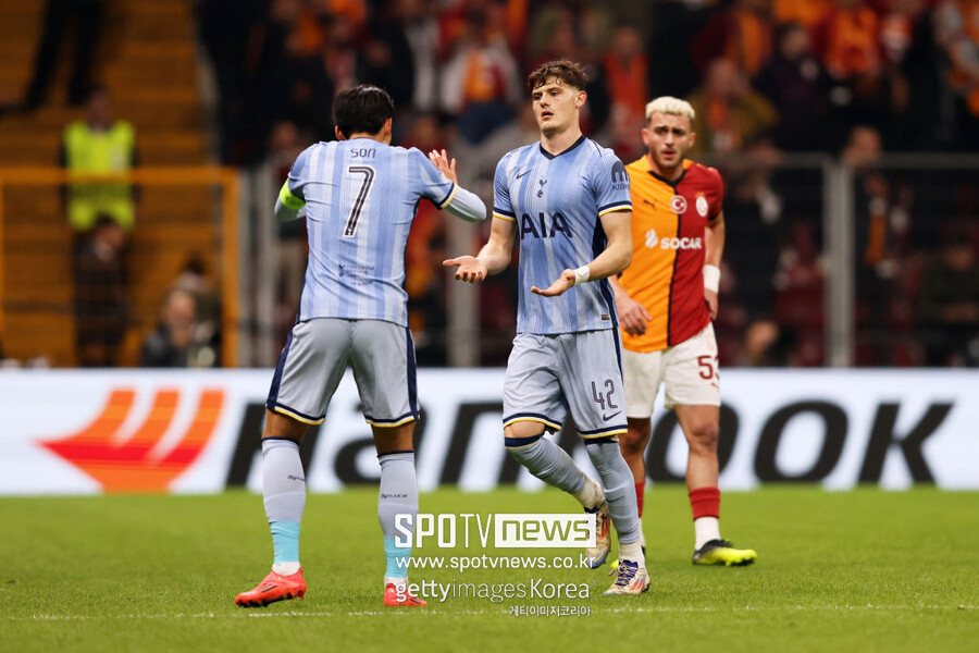 ▲ 이적 시장 전문가 파브리치오 로마노는 14일(이하 한국시간) 사회관계망서비스(SNS)를 통해 "토트넘이 손흥민과 계약을 2026년 6월까지 연장하는 계약 조항을 발동하는 절차를 시작했다"라고 보도했다. 이어 "손흥민은 최소한 (기존 계약보다) 한 시즌 더 토트넘과 동행한다"라고 덧붙였다. 토트넘은 손흥민과 2021년 7월 마지막 계약을 체결했다. 당시 4년 계약을 맺은 양측의 동행은 2025년에 끝난다. 다만 토트넘이 1년 더 계약을 연장할 수 있는 옵션을 보유한 걸로 알려졌다. 로마노 기자는 “손흥민의 이름은 빅클럽들이 측면 공격수를 찾을 때 늘 후보 명단에 포함됐다”고 말하며, 손흥민이 여전히 유럽 내 주요 구단들에게 인정을 받고 있음을 확인했다.