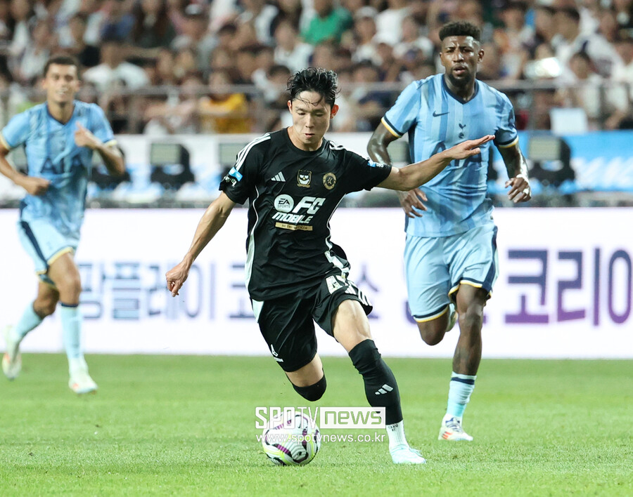 ▲ 영국 매체 '풋볼 런던'은 14일(한국시간) "양민혁이 1월 이적 시장보다 빠르게 토트넘에 합류할 예정이다"라고 보도했다. 이어 "양민혁이 새로운 리그와 나라에 정착하기 위해 1월 1일 입단일보다 일찍 도착할 예정이다"라고 덧붙였다. 또한 "양민혁이 빠르게 적응할 가능성이 있지만 프리미어리그의 피지컬하고 빠른 속도에 적응하는 데 시간이 걸릴 것으로 예상된다. 토트넘은 한국에서 오랜 시간 보낸 양민혁의 부상 위험을 경계할 것이다"라고 전했다. 양민혁은 올 시즌 K리그 최고의 유망주로 이름을 올렸다. 작은 체구에도 빼어난 스피드와 발재간을 바탕으로 프로 무대에서 장점을 발휘했다. ⓒ곽혜미 기자