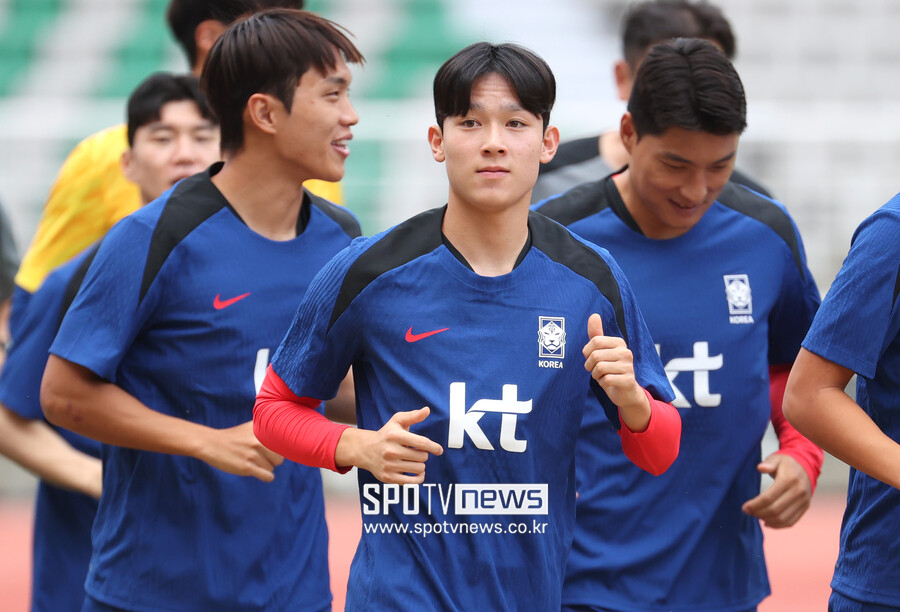 ▲ 영국 매체 '풋볼 런던'은 14일(한국시간) "양민혁이 1월 이적 시장보다 빠르게 토트넘에 합류할 예정이다"라고 보도했다. 이어 "양민혁이 새로운 리그와 나라에 정착하기 위해 1월 1일 입단일보다 일찍 도착할 예정이다"라고 덧붙였다. 또한 "양민혁이 빠르게 적응할 가능성이 있지만 프리미어리그의 피지컬하고 빠른 속도에 적응하는 데 시간이 걸릴 것으로 예상된다. 토트넘은 한국에서 오랜 시간 보낸 양민혁의 부상 위험을 경계할 것이다"라고 전했다. 양민혁은 올 시즌 K리그 최고의 유망주로 이름을 올렸다. 작은 체구에도 빼어난 스피드와 발재간을 바탕으로 프로 무대에서 장점을 발휘했다. ⓒ곽혜미 기자