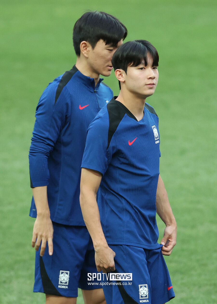 ▲ 영국 매체 '풋볼 런던'은 14일(한국시간) "양민혁이 1월 이적 시장보다 빠르게 토트넘에 합류할 예정이다"라고 보도했다. 이어 "양민혁이 새로운 리그와 나라에 정착하기 위해 1월 1일 입단일보다 일찍 도착할 예정이다"라고 덧붙였다. 또한 "양민혁이 빠르게 적응할 가능성이 있지만 프리미어리그의 피지컬하고 빠른 속도에 적응하는 데 시간이 걸릴 것으로 예상된다. 토트넘은 한국에서 오랜 시간 보낸 양민혁의 부상 위험을 경계할 것이다"라고 전했다. 양민혁은 올 시즌 K리그 최고의 유망주로 이름을 올렸다. 작은 체구에도 빼어난 스피드와 발재간을 바탕으로 프로 무대에서 장점을 발휘했다. ⓒ곽혜미 기자