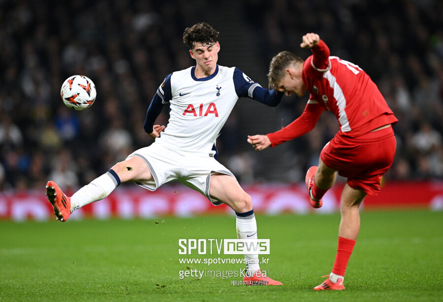 ▲ 영국 매체 '스퍼스 웹'은 14일(한국시간) "프리미어리그와 챔피언십 등 여러 구단이 그레이를 1월에 임대로 데려오려고 한다"라며 "그러나 토트넘은 그레이를 임대로 보내지 않기로 했다"라고 보도했다. 이어 "엔지 포스테코글루 감독은 그레이를 토트넘의 핵심적인 선수로 보고 있다. 그는 매일 토트넘에서 배우고 성장하고 있다"라고 덧붙였다. 또한 "토트넘은 그레이의 임대 이적을 고려한 적이 없다고 한다. 이 영입 제안을 논의조차 하지 않았다"라고 전했다.