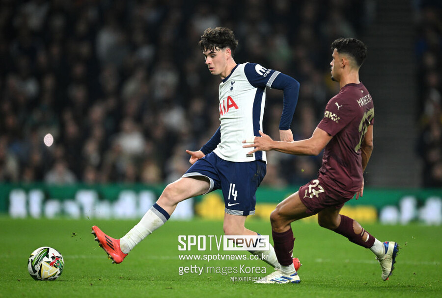 ▲ 영국 매체 '스퍼스 웹'은 14일(한국시간) "프리미어리그와 챔피언십 등 여러 구단이 그레이를 1월에 임대로 데려오려고 한다"라며 "그러나 토트넘은 그레이를 임대로 보내지 않기로 했다"라고 보도했다. 이어 "엔지 포스테코글루 감독은 그레이를 토트넘의 핵심적인 선수로 보고 있다. 그는 매일 토트넘에서 배우고 성장하고 있다"라고 덧붙였다. 또한 "토트넘은 그레이의 임대 이적을 고려한 적이 없다고 한다. 이 영입 제안을 논의조차 하지 않았다"라고 전했다.