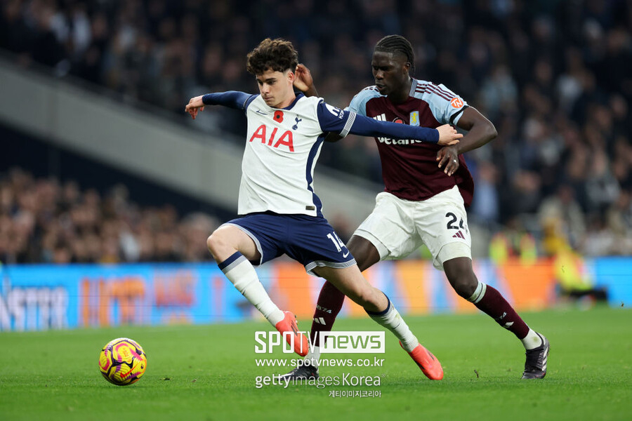 ▲ 영국 매체 '스퍼스 웹'은 14일(한국시간) "프리미어리그와 챔피언십 등 여러 구단이 그레이를 1월에 임대로 데려오려고 한다"라며 "그러나 토트넘은 그레이를 임대로 보내지 않기로 했다"라고 보도했다. 이어 "엔지 포스테코글루 감독은 그레이를 토트넘의 핵심적인 선수로 보고 있다. 그는 매일 토트넘에서 배우고 성장하고 있다"라고 덧붙였다. 또한 "토트넘은 그레이의 임대 이적을 고려한 적이 없다고 한다. 이 영입 제안을 논의조차 하지 않았다"라고 전했다.