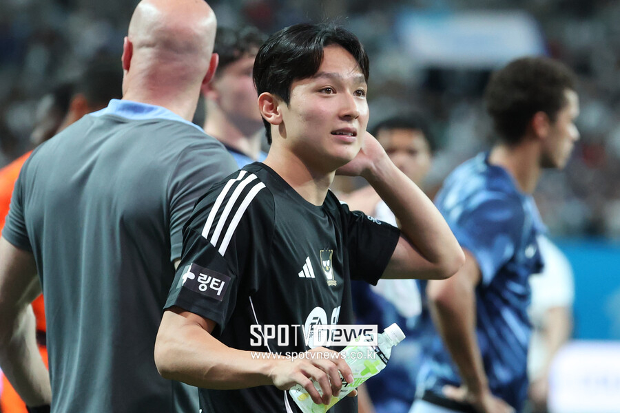 ▲ 양민혁이 올해 12월 토트넘에 합류한다. 당초 알려졌던 합류 시기 2025년 1월 1일보다 약 한 달 앞당겨졌다. 토트넘은 양민혁의 프리미어리그 적응을 걱정했다. 빠르고 거친 프리미어리그 경기 템포에 녹아들기 위해선 조금이라도 빨리 팀에 오는 게 좋다고 판단했다. 손흥민도 양민혁에게 "힘들 것이다. 프리미어리그는 정말 쉽지 않다. 최고 수준의 선수가 되려면 언어, 문화, 인성, 가족과 떨어져 지내는 것 등 모든 것이 완벽해야 한다"고 조언한 바 있다. "(양민혁에게) 겁을 주려는 게 아니다. 정말 도움이 될 수 있는 현실적인 이야기다. K리그에서 잘한다고 느끼겠지만 여기는 어린 선수들이 매일 같이 기회를 잡으려고 노력한다. 많은 선수가 같은 포지션을 차지하려고 달려들 것이다"는 말도 덧붙였다 ⓒ 곽혜미 기자