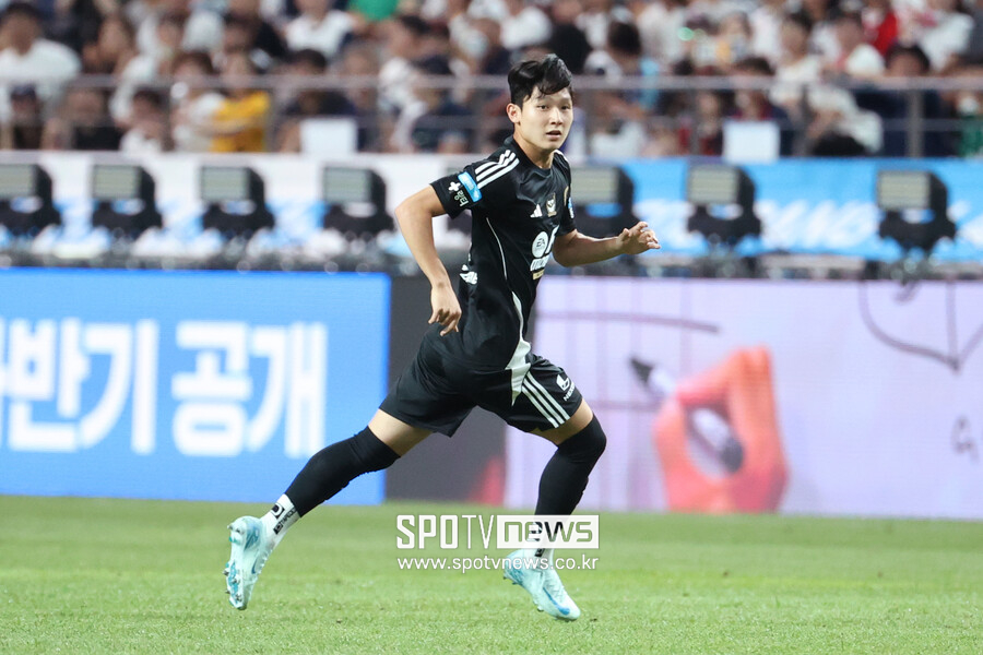 ▲ 양민혁이 올해 12월 토트넘에 합류한다. 당초 알려졌던 합류 시기 2025년 1월 1일보다 약 한 달 앞당겨졌다. 토트넘은 양민혁의 프리미어리그 적응을 걱정했다. 빠르고 거친 프리미어리그 경기 템포에 녹아들기 위해선 조금이라도 빨리 팀에 오는 게 좋다고 판단했다. 손흥민도 양민혁에게 "힘들 것이다. 프리미어리그는 정말 쉽지 않다. 최고 수준의 선수가 되려면 언어, 문화, 인성, 가족과 떨어져 지내는 것 등 모든 것이 완벽해야 한다"고 조언한 바 있다. "(양민혁에게) 겁을 주려는 게 아니다. 정말 도움이 될 수 있는 현실적인 이야기다. K리그에서 잘한다고 느끼겠지만 여기는 어린 선수들이 매일 같이 기회를 잡으려고 노력한다. 많은 선수가 같은 포지션을 차지하려고 달려들 것이다"는 말도 덧붙였다 ⓒ 곽혜미 기자