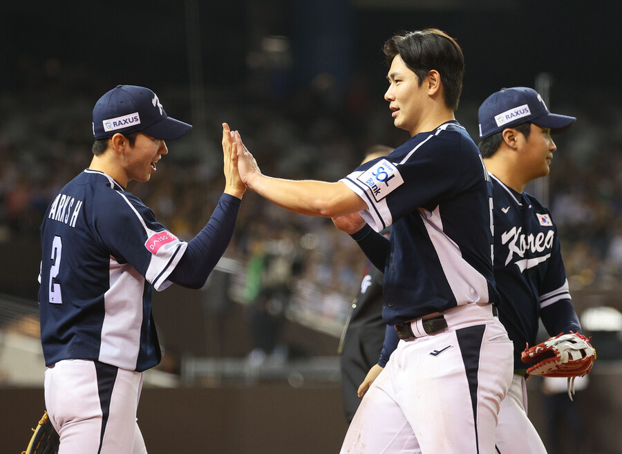 ▲ 선제 적시타를 날린 홍창기. ⓒ 연합뉴스